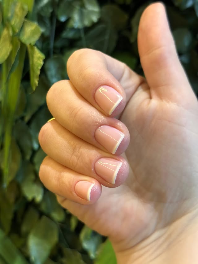 Alongamento de unhas com design moderno
