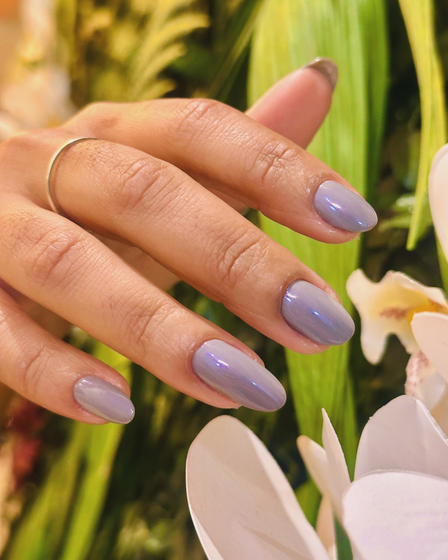 Unhas com esmaltação em gel e brilho intenso