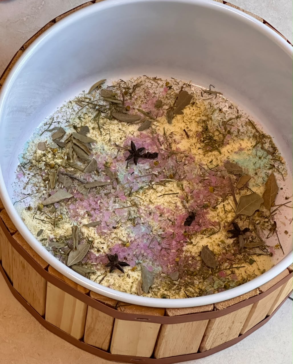 Escalda-pés relaxante com sais e ervas aromáticas