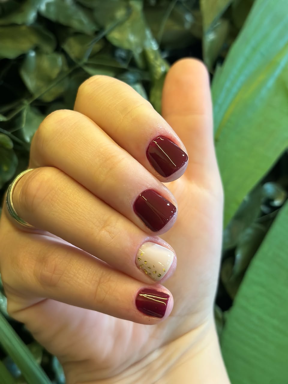Manicure em tom marsala com detalhe dourado
