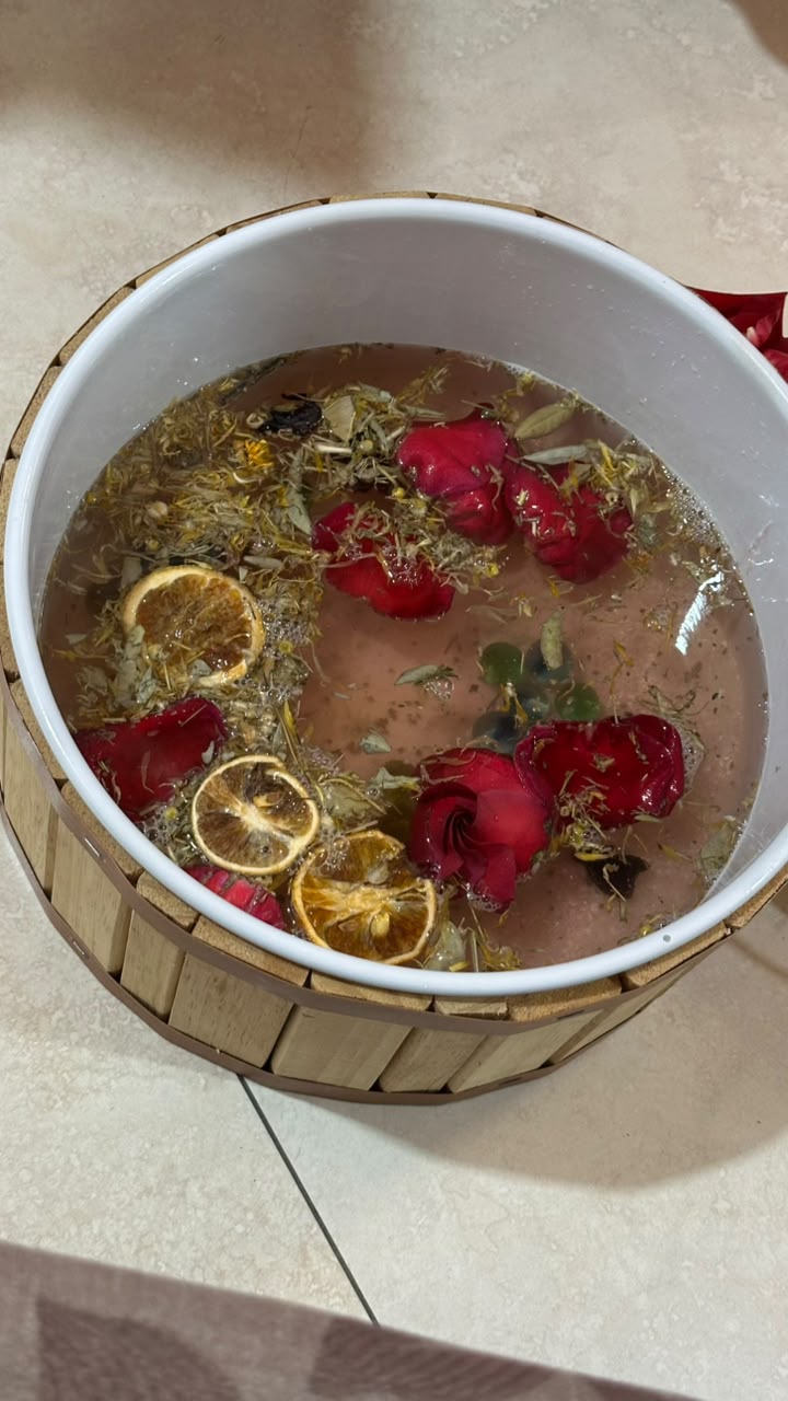 Spa dos pés relaxante com pétalas e ervas